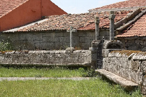 Friedhof und Kreuze an der katholischen Kirche San Bartolomé in Baltar in der spanischen Provinz Ourense (Galicien)