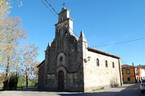 Iglesia de piedra con campanario en Las Rozas de Valdearroyo.