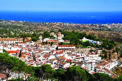 Panoramic view of Mijas with white houses and the sea in the background.