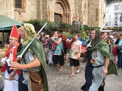 Personas disfrazadas en un desfile medieval en Mondoñedo.