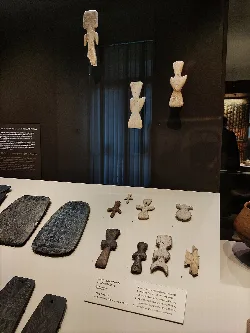 Figuras de ídolos cruciformes neolíticos en una vitrina del museo.