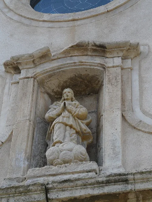 Religiöse Figurenskulptur an der Kirchenfassade in Capafonts