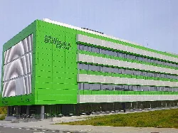 Edificio moderno con fachada verde y ventanas horizontales en Lejona.