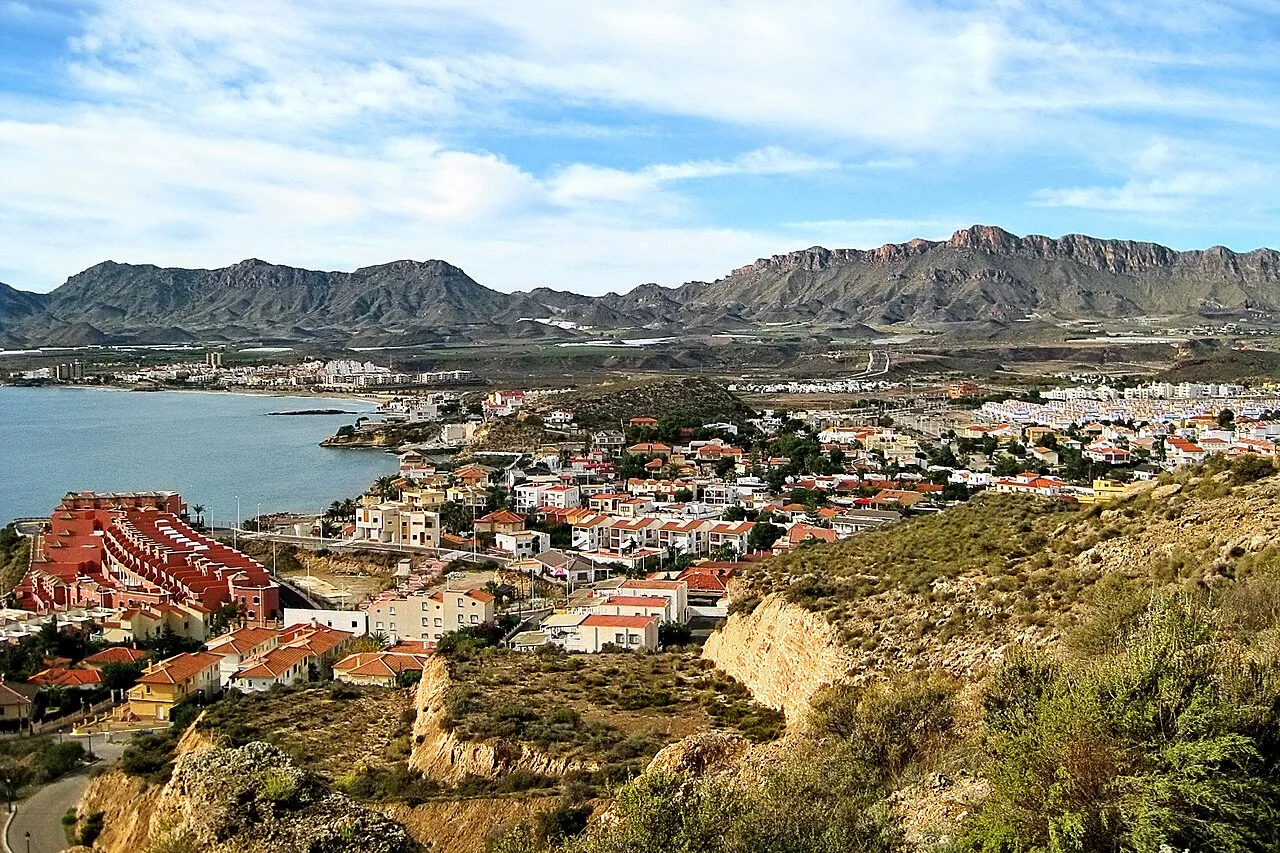 Panoramablick auf San Juan de los Terreros mit Meer und Bergen.