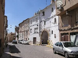 Murallas y puerta de arco en Altura, Castellón.