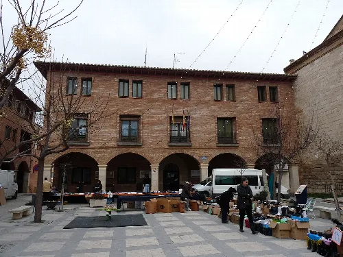 Zaidín Rathaus mit Menschen und Marktständen auf dem Platz.