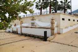 Íllar's main fountain with stone structure and flowing water.