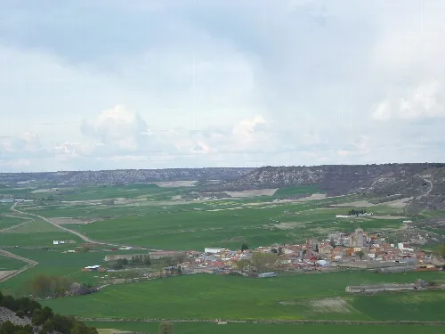 Vista panorámica de Villavaquerín con campos verdes y pueblo en el valle.