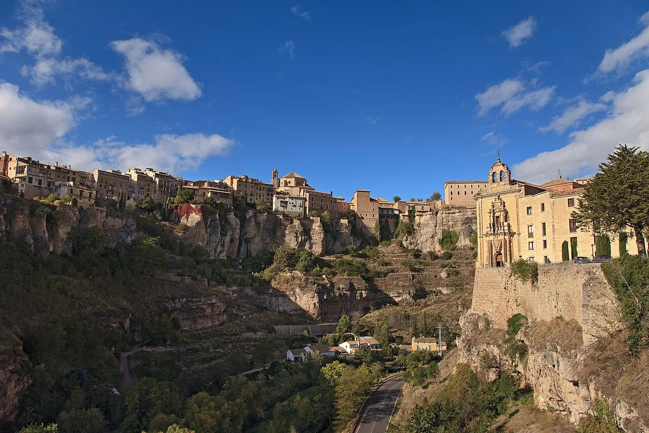 Häuser auf den Klippen von Cuenca unter einem blauen Himmel mit einigen Wolken.