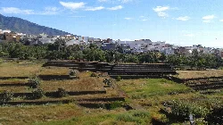 Pirámides de Güímar con terrazas agrícolas y colinas en el fondo.