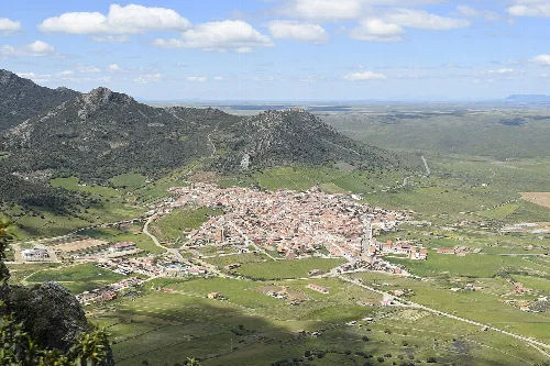 Panoramablick auf Peñalsordo vom Peñón del Pez, mit Bergen und Landschaft.