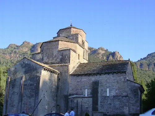 Steinkirche mit Ziegeldach in Santa Cruz de la Serós.
