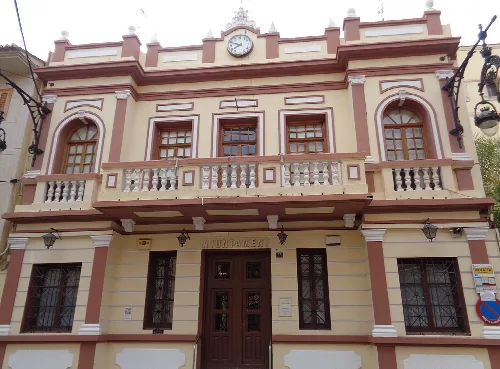 Fassade des Rathauses von Puebla de Vallbona mit Fenstern und Balkon.