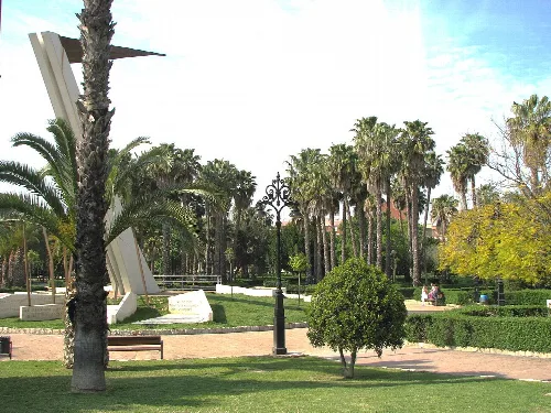 Park mit Palmen und Bäumen in Alcira.