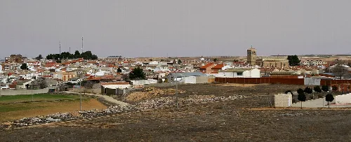 View of Villatobas with houses and buildings on the horizon.