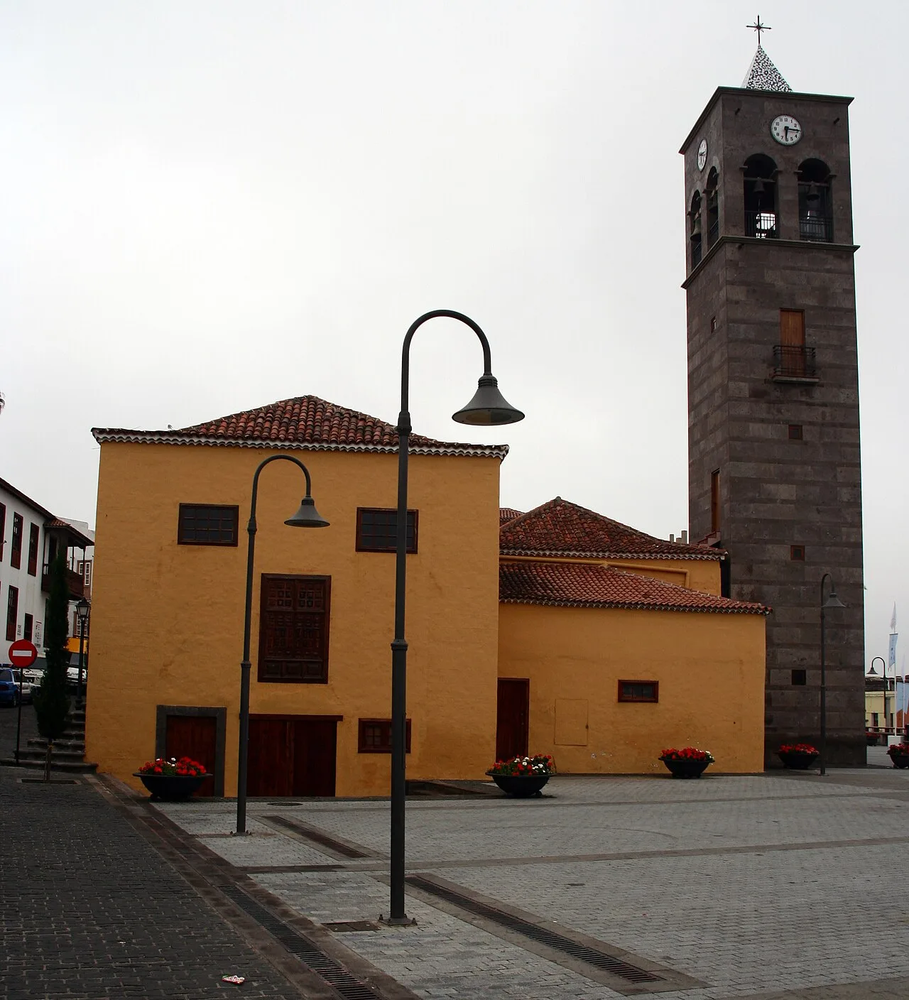 Iglesia con torre y fachada amarilla en La Guancha, Tenerife.