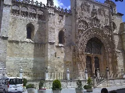 Facade of a church with Gothic portal and sculptures in Aranda de Duero.