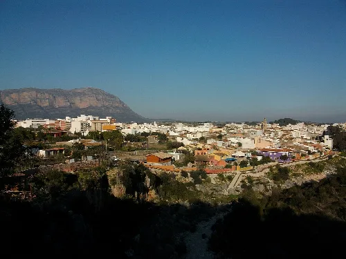 Gata de Gorgos des de les Coves Roges. Marina Alta, País Valencià.
