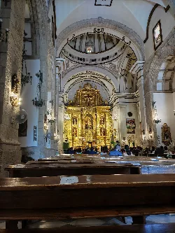 Blick in das Innere einer Kirche mit goldenem Altar und klassischer Architektur.
