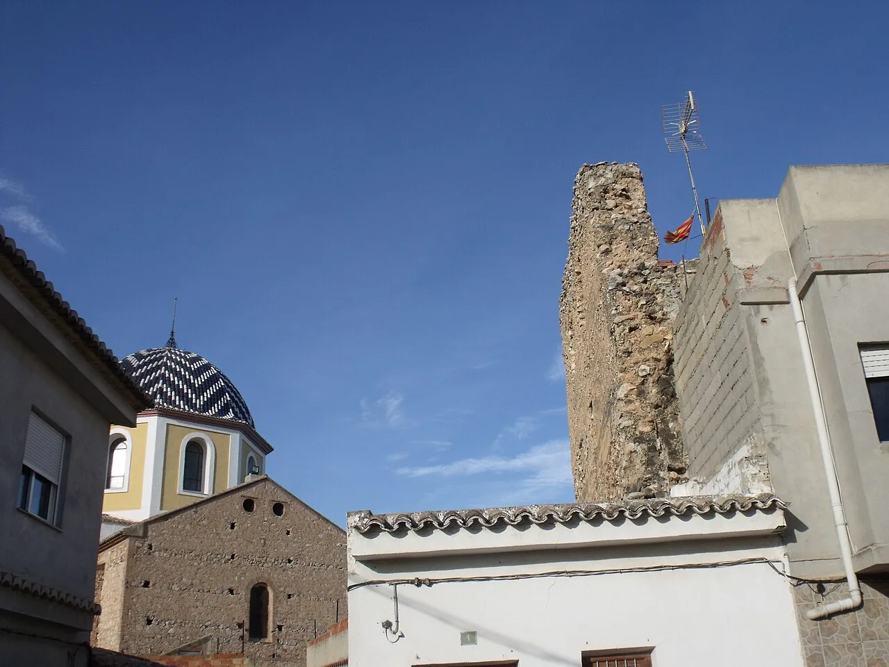 Villamarchante: castillo e iglesia.