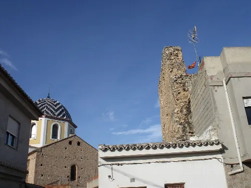 Villamarchante: castillo e iglesia.