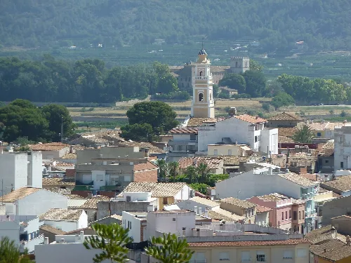 Panoramablick auf Ròtova mit weißen Häusern und einer Kirche mit Glockenturm