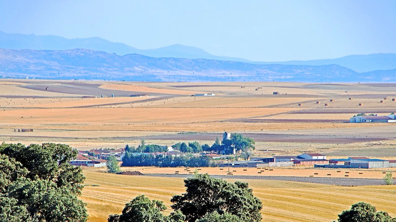 Paisaje con campos y montañas en Pedrosillo de Alba.