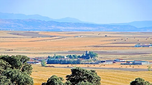 Paisaje con campos y montañas en Pedrosillo de Alba.