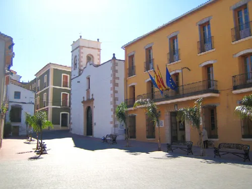 Platz mit Gebäuden und Palmen in Ondara, Alicante.