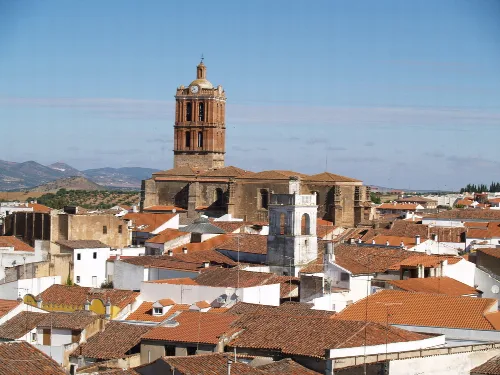 Blick auf Zafra mit Kirchturm und roten Dächern.