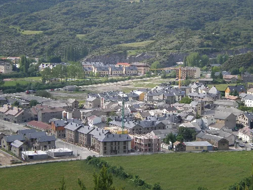Luftaufnahme von Villanúa mit Häusern und der Kirche San Esteban.