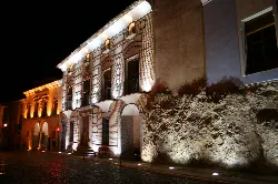 Historisches Gebäude mit nächtlicher Beleuchtung in Cehegín.