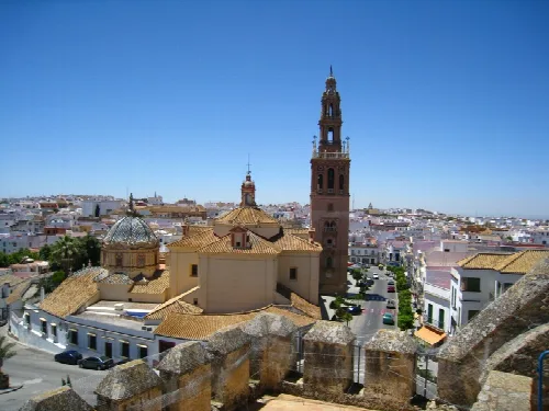 Blick auf die Kirche St. Peter und die Stadt Carmona vom Alcázar de Puerta Sevilla.