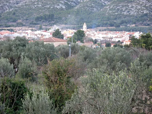 Panoramablick auf Benigembla mit Vegetation und Bergen.