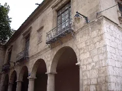 Fassade eines Museums mit Bögen und Steinsäulen in Alcoy.