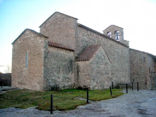 Steinernen Kirche mit Glockenturm und Glocken in Avià.