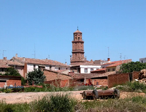 View of the tower and houses of Aldeanueva de Ebro in a rural environment.