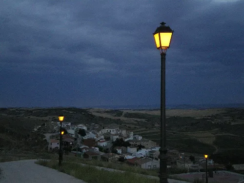 Vista general de la población de Zafra de Záncara, al anochecer.