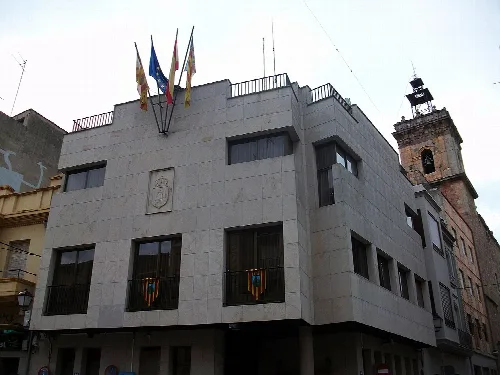 Edificio del ayuntamiento de Betxí con banderas en la azotea.