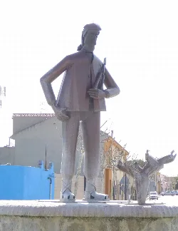 Statue eines Mannes mit einem Buch auf einem Platz in Socuéllamos.