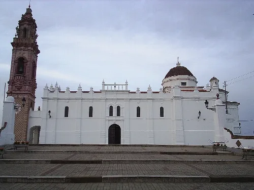 Weißes Heiligtum mit Kuppel und Turm in Oliva de la Frontera