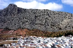 Weiße Häuser in Valle de Abdalajís mit einer großen Bergkette dahinter.