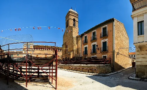 Plaza con torre y edificios en Carcastillo, Navarra.