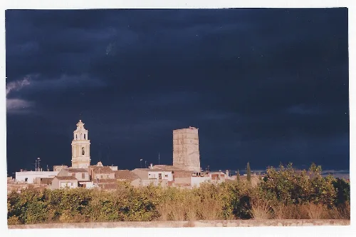 Panorama von Antella mit Turm und Glockenturm, dunkler Himmel.