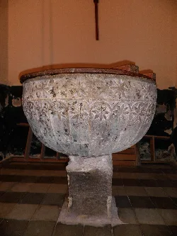 Steinernes Taufbecken mit Gravuren in der Kirche von Melque de Cercos.