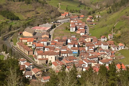 Luftaufnahme von Häusern an einem Hang in Goizueta, Navarra.