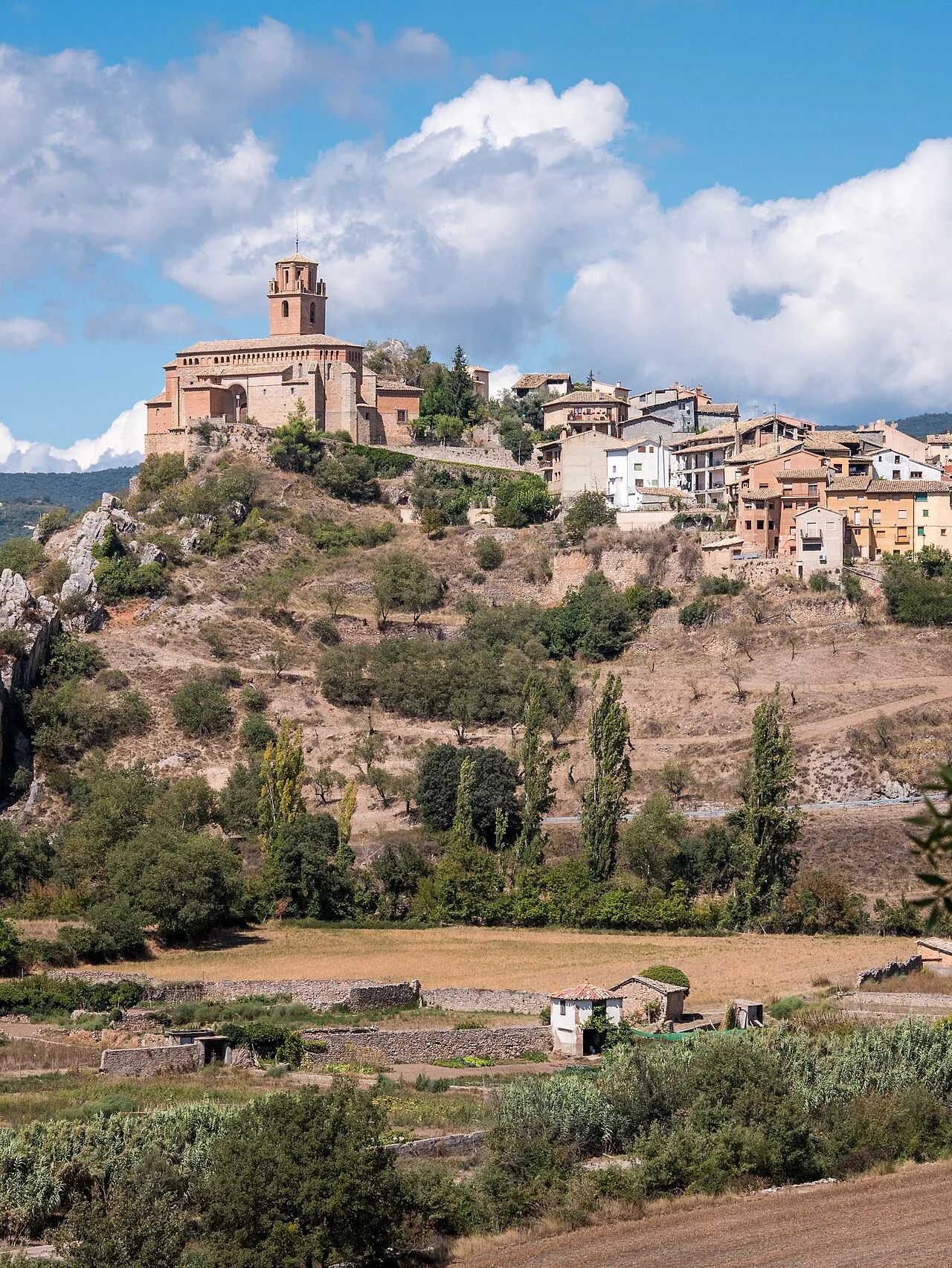 Vista de una iglesia en la cima de la colina y casas tradicionales en Naval.