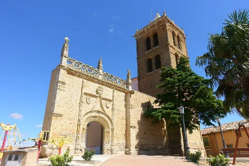Kirche San Vicente mit Turm und Steinfassade in Villar de Fallaves.