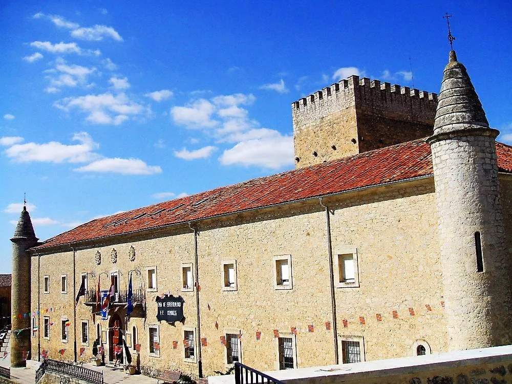 Dominikanerkloster in Caleruega mit Steinmauern und Türmen.