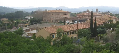 Dorf mit Häusern, Bäumen und Gebäuden auf Mallorca.